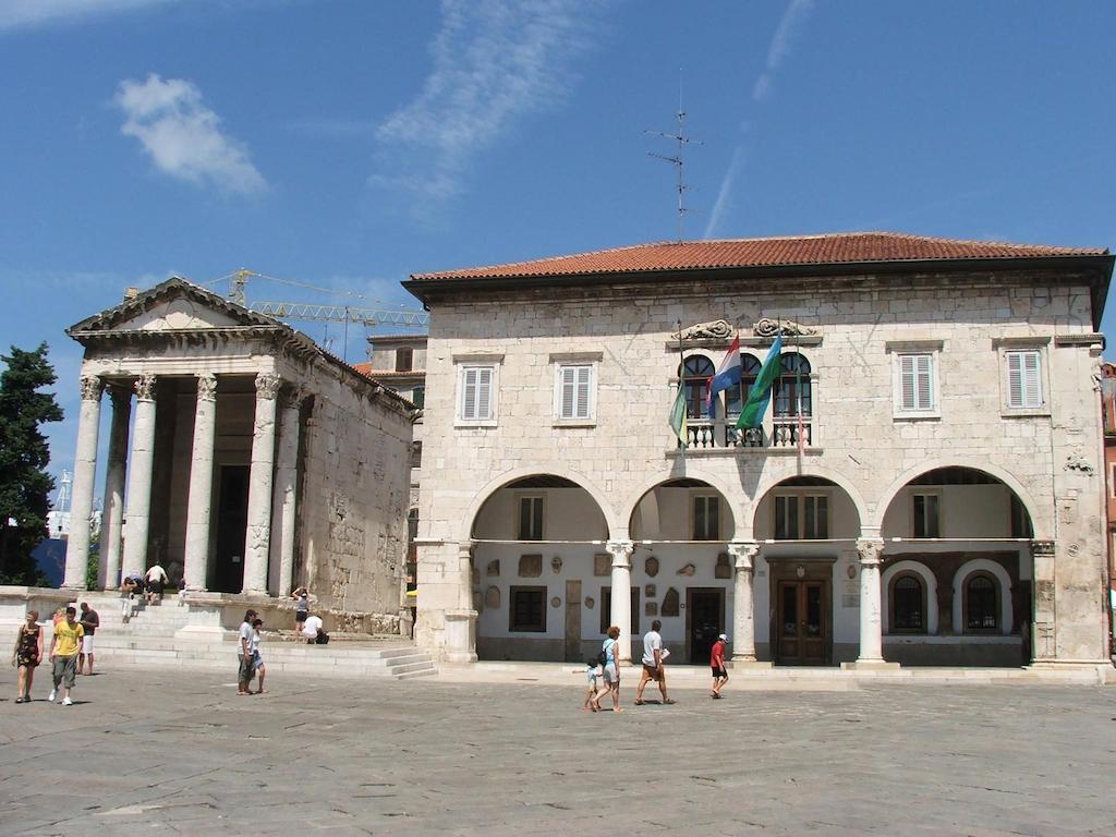 Apartment Heart Of Old Town Pula Exterior photo